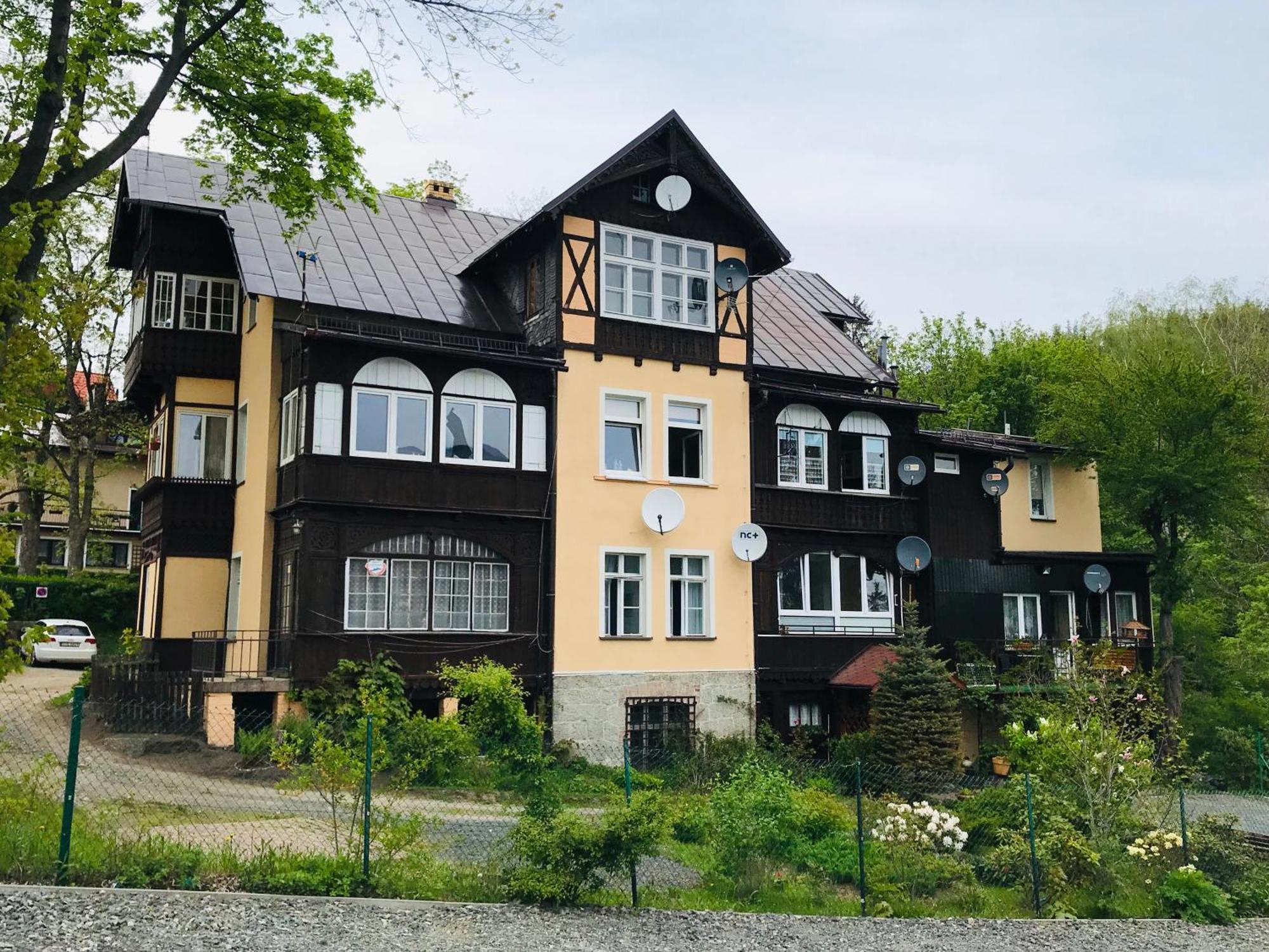 Apartamenty Pod Skocznia Karpacz Rom bilde